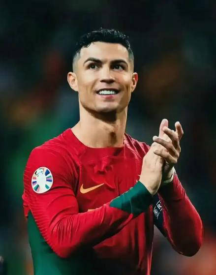 C罗在TES比赛中问鼎冠军，势不可挡引发热议！(中国女篮比赛视频)