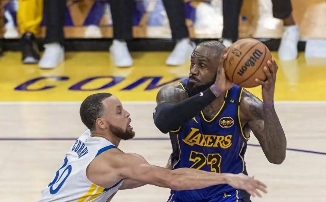  库里连续十五场比赛得分超过精彩发挥，湖人挑战极限！