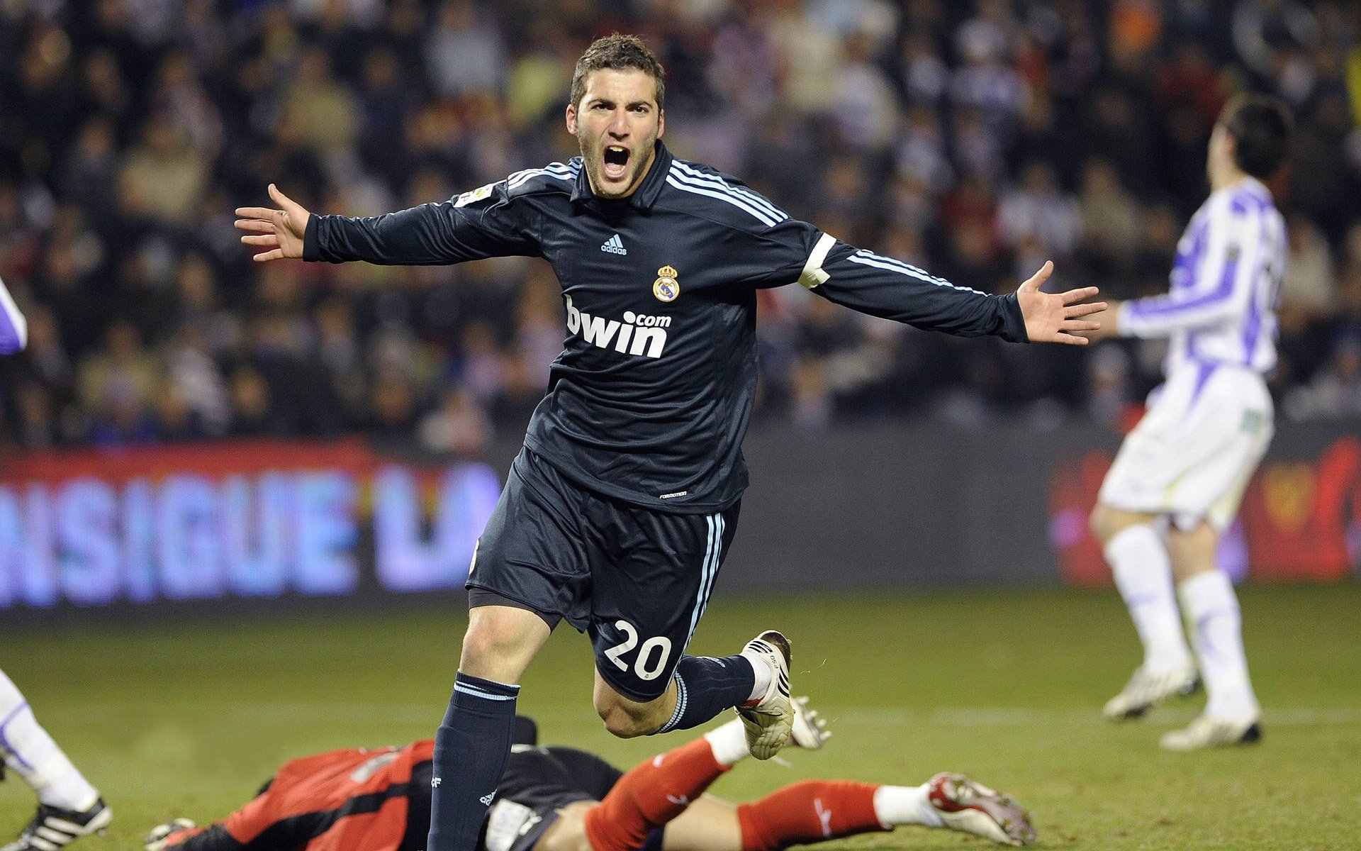 姆巴佩在湖人比赛中逆转，突破纪录引发热议！